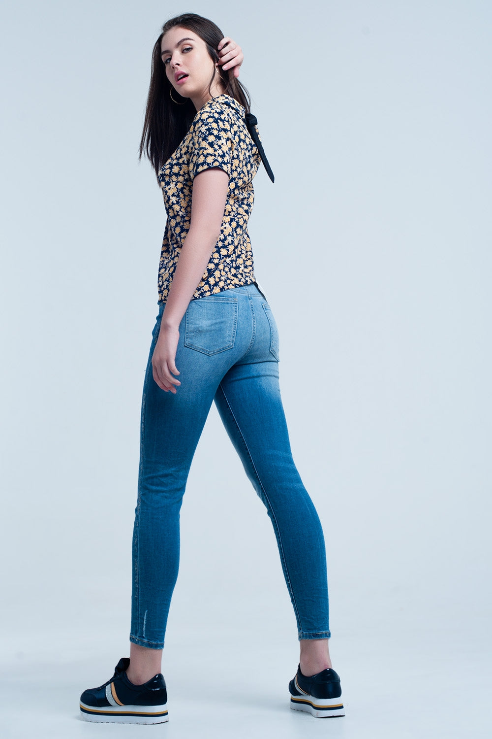 Camisa com estampa de flores amarelas