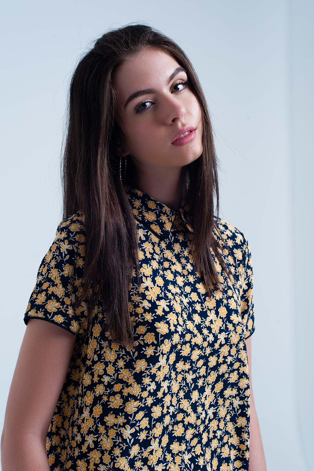 Camisa com estampa de flores amarelas