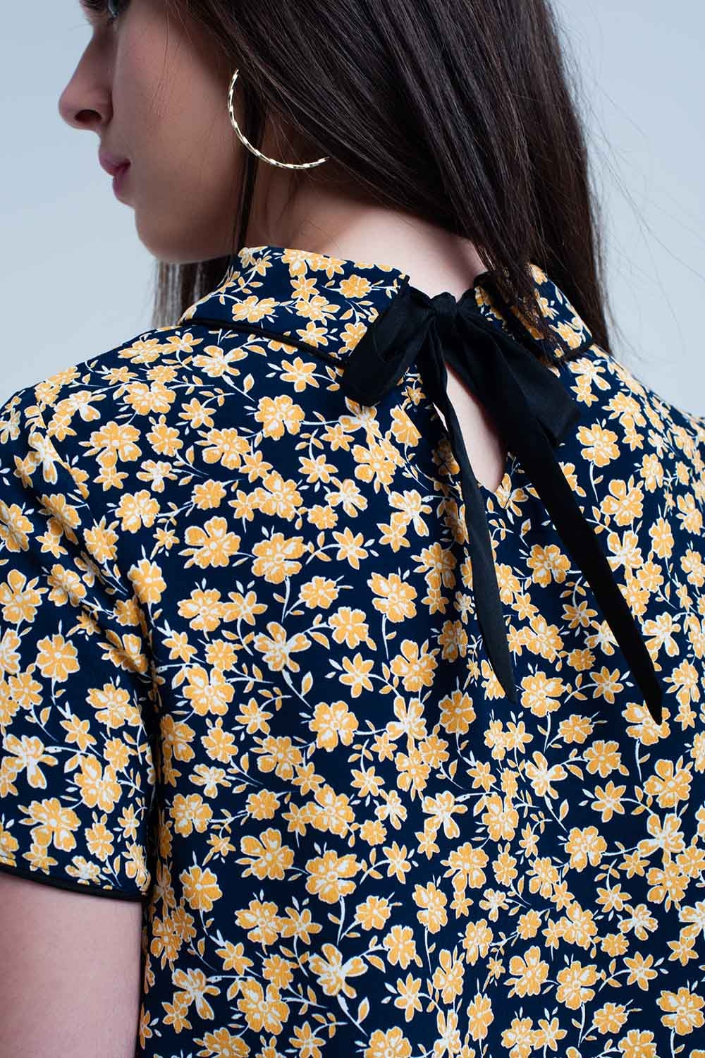 Camisa com estampa de flores amarelas
