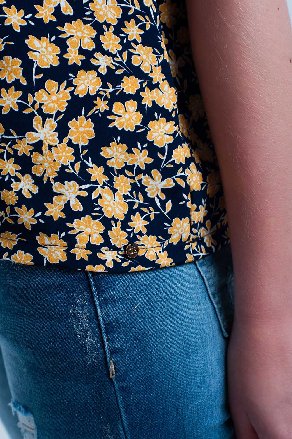 Camisa com estampa de flores amarelas