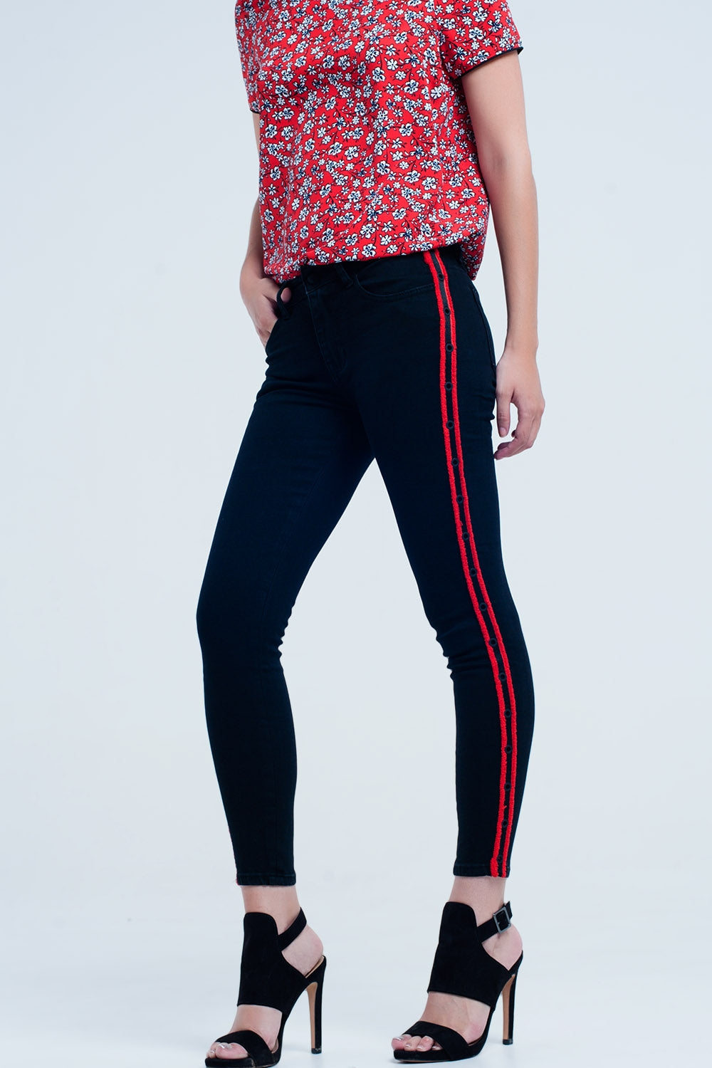 Calças de ganga preta super skinny com ilhós laterais