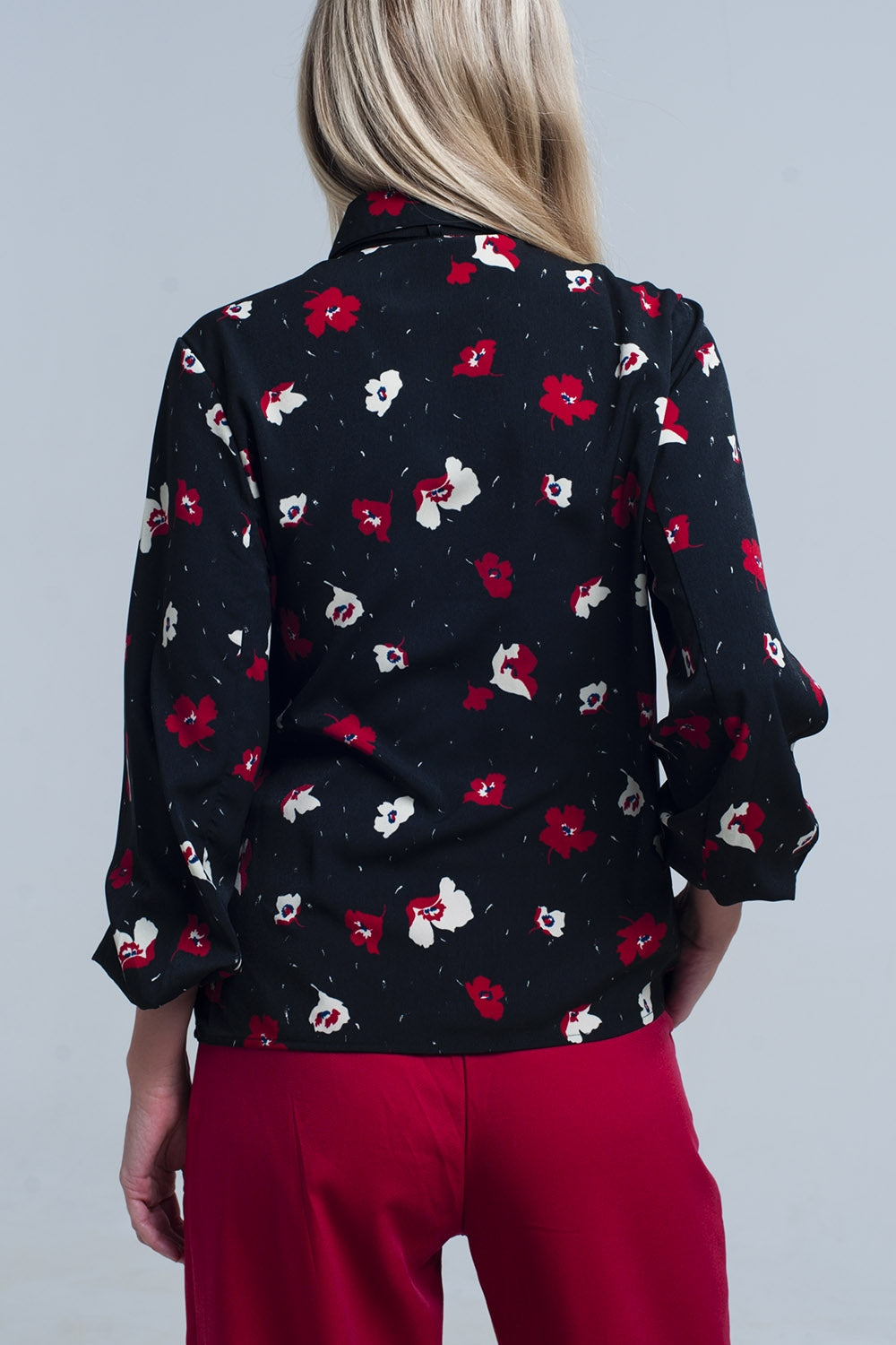 Camisa preta com flores vermelhas e brancas