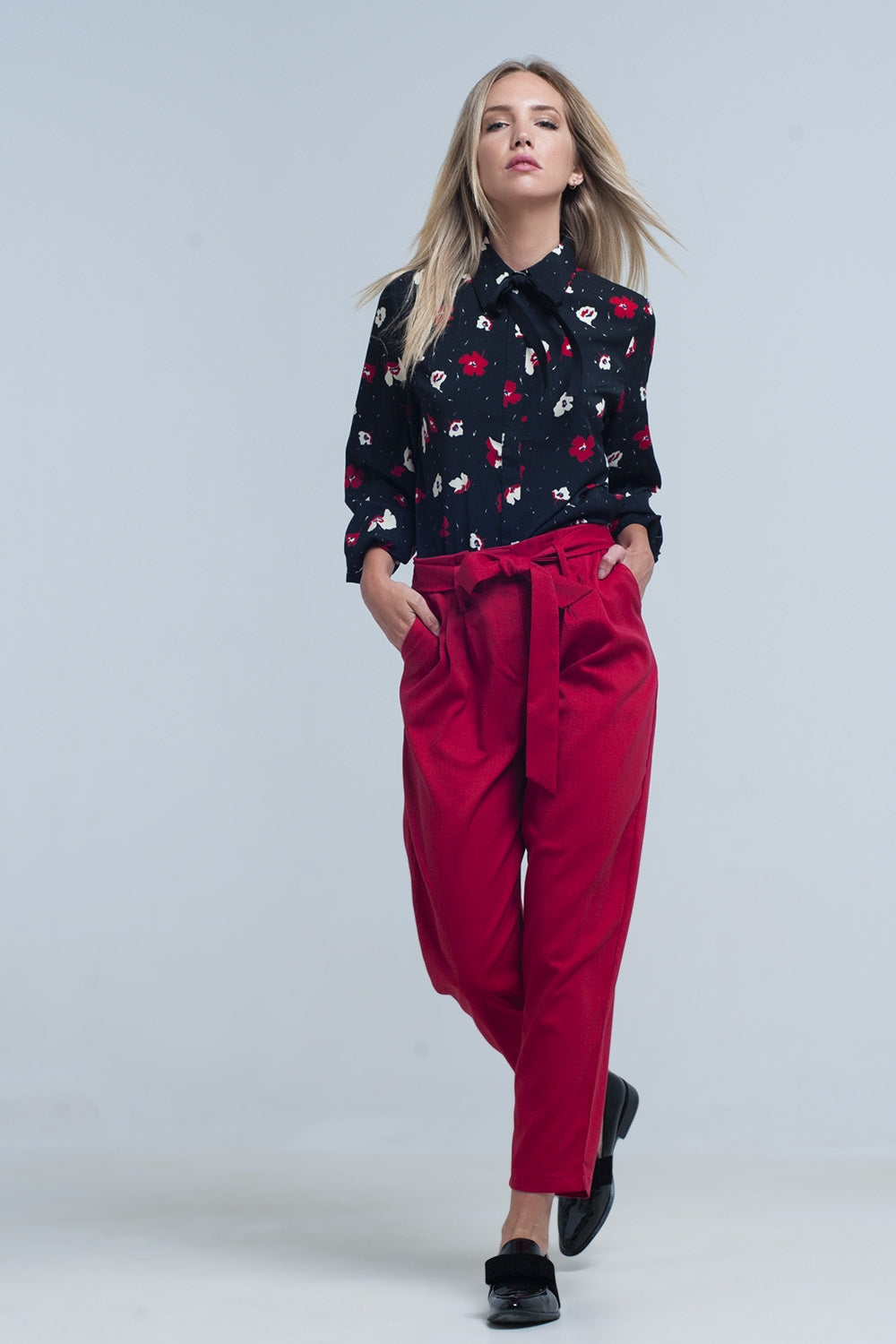 Camisa preta com flores vermelhas e brancas
