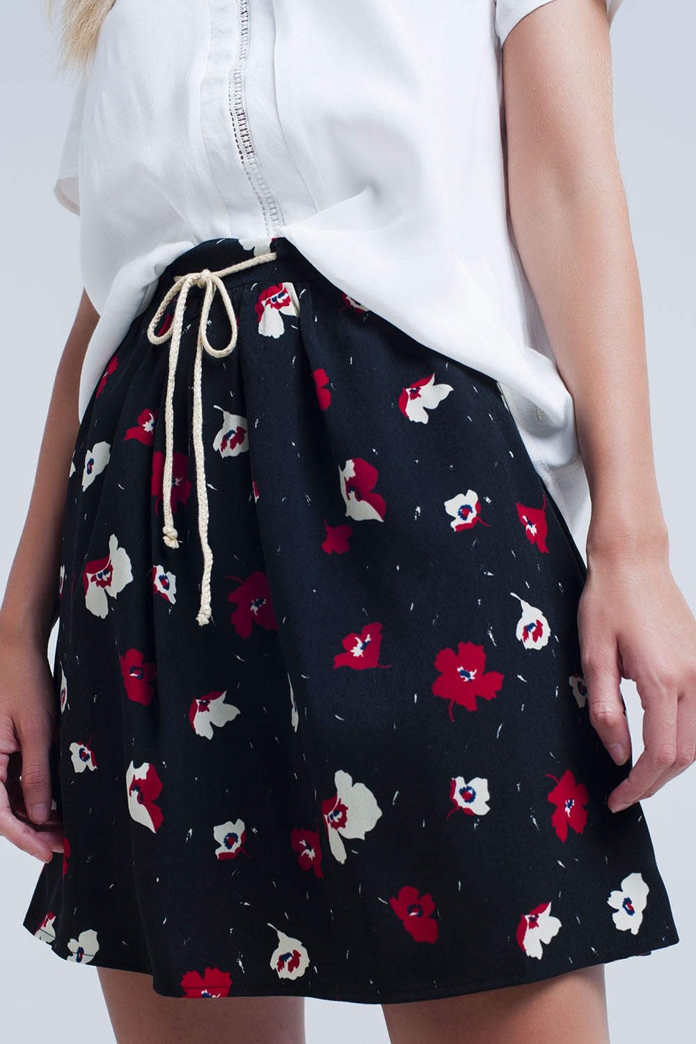 Mini saia preta com padrão floral