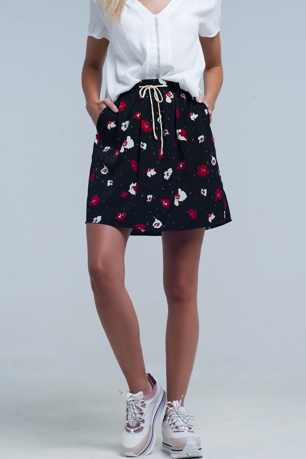 Mini saia preta com padrão floral