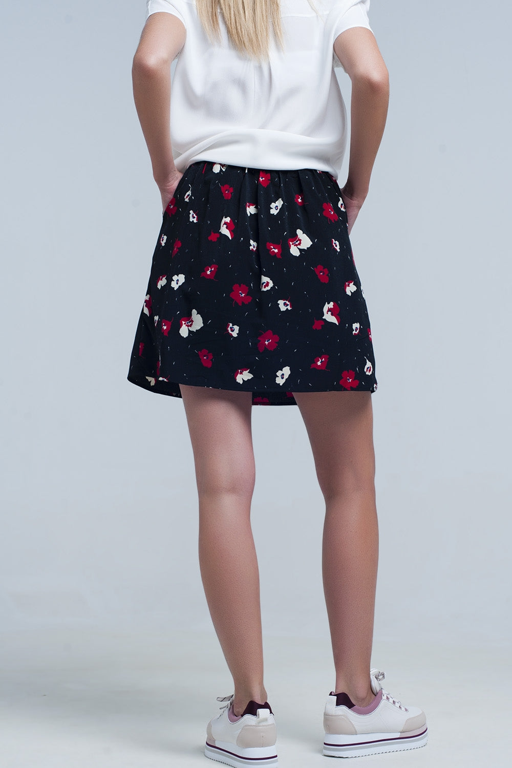 Mini saia preta com padrão floral