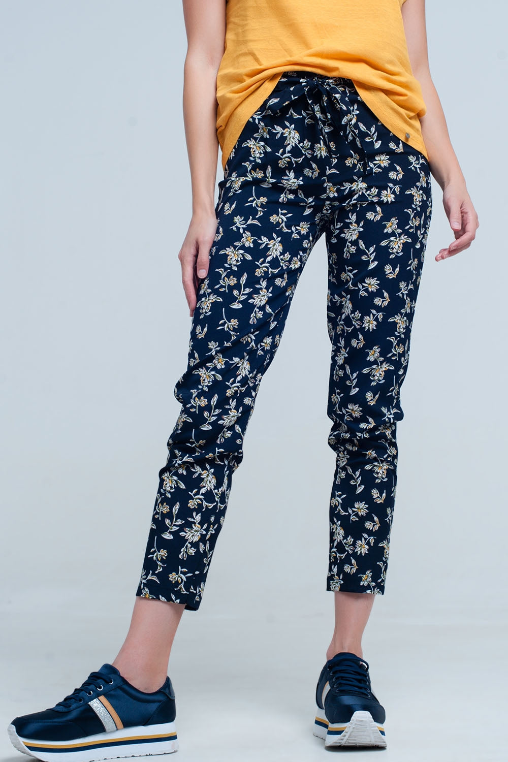 Calça de estampa floral azul com um cinto
