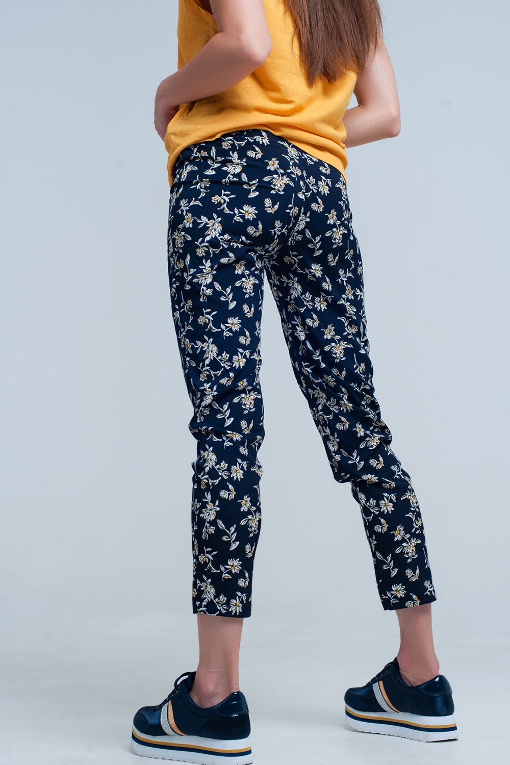 Calça de estampa floral azul com um cinto