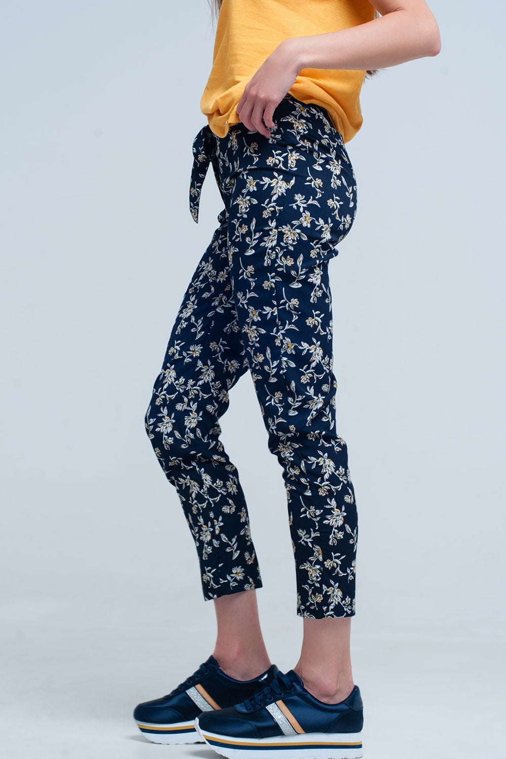 Calça de estampa floral azul com um cinto
