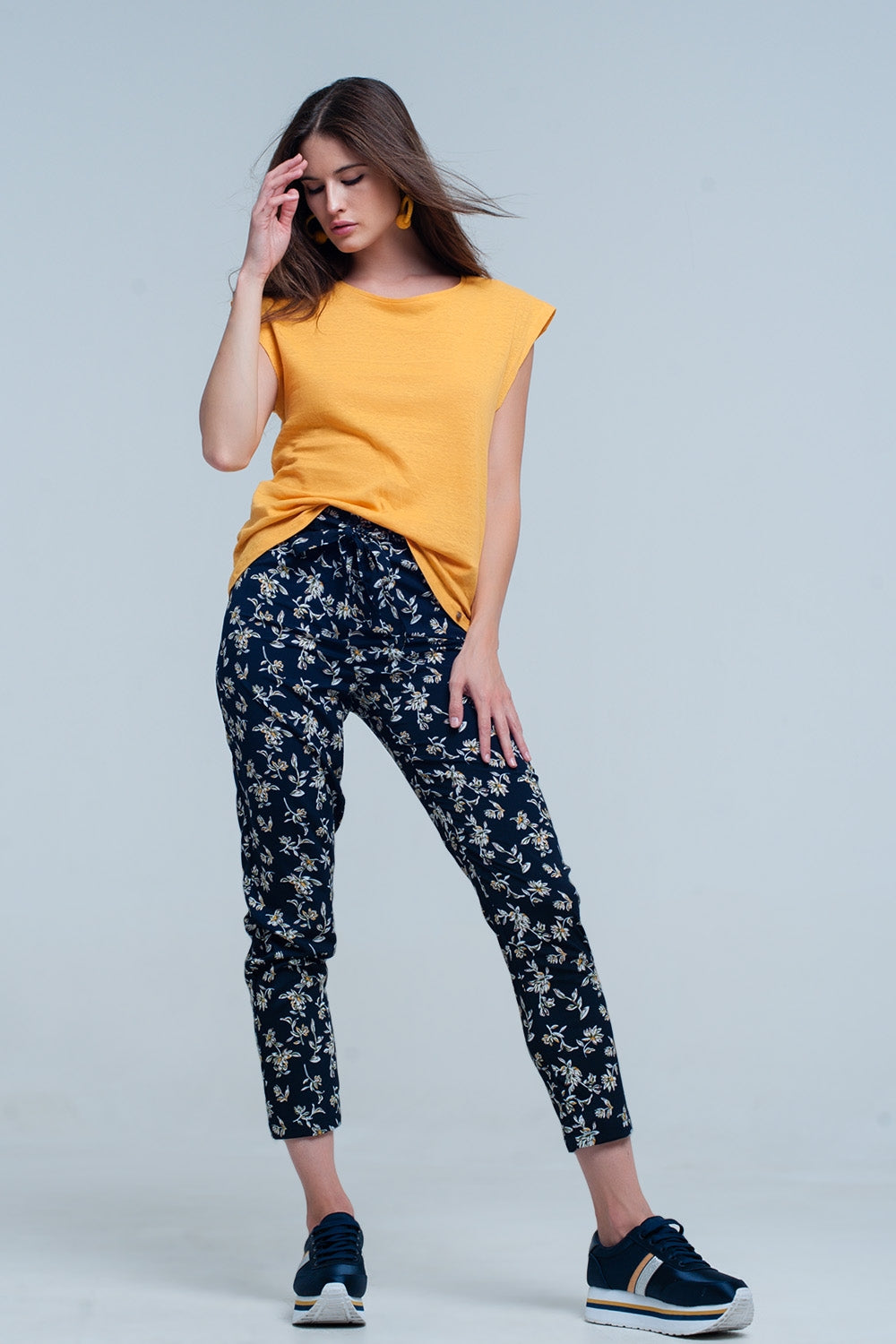 Calça de estampa floral azul com um cinto
