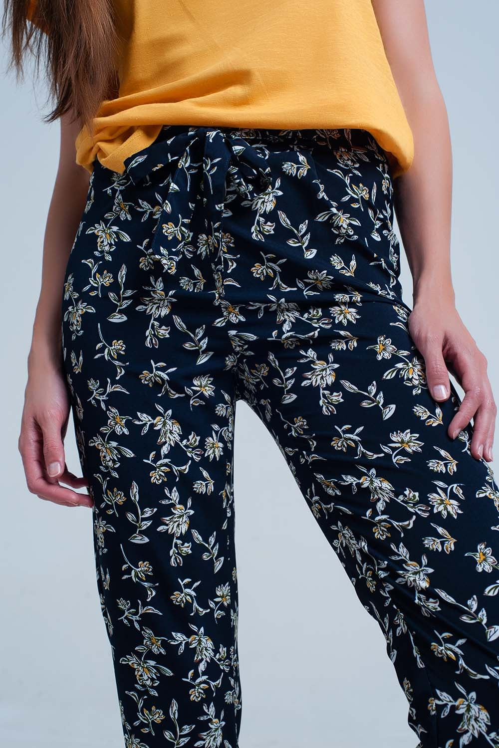 Calça de estampa floral azul com um cinto