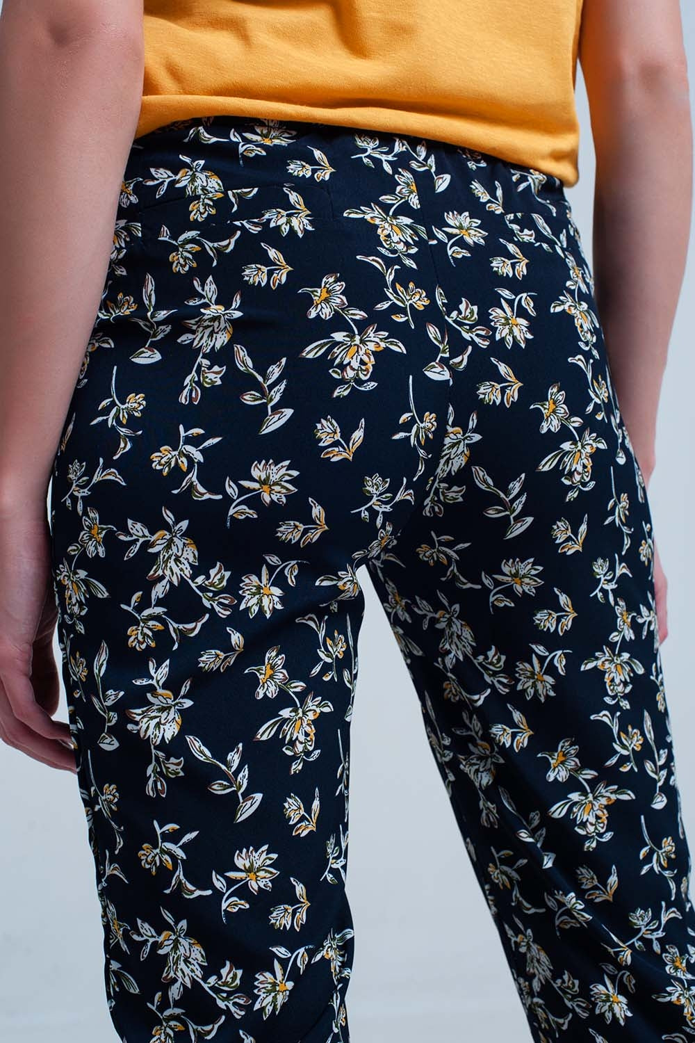 Calça de estampa floral azul com um cinto