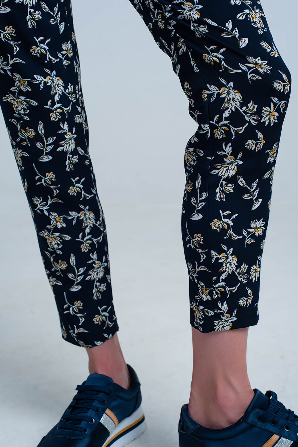 Calça de estampa floral azul com um cinto