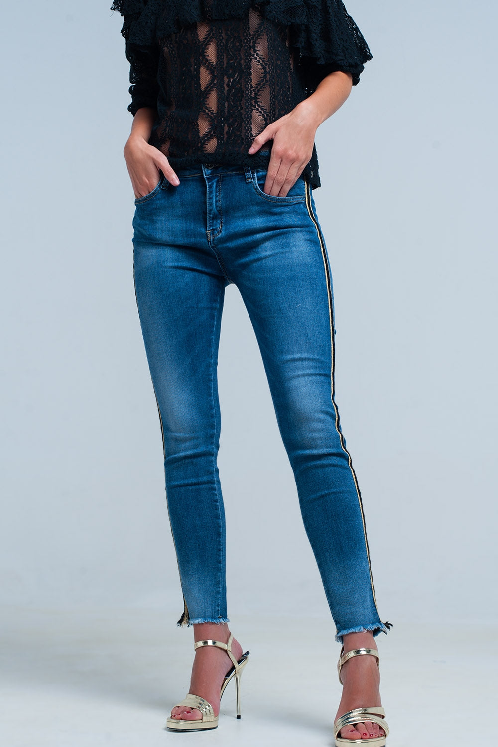 Calças de ganga azul com faixa lateral dourada e preta