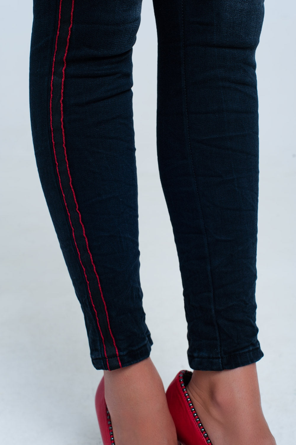 Calças de ganga skinny com listras vermelhas do lado