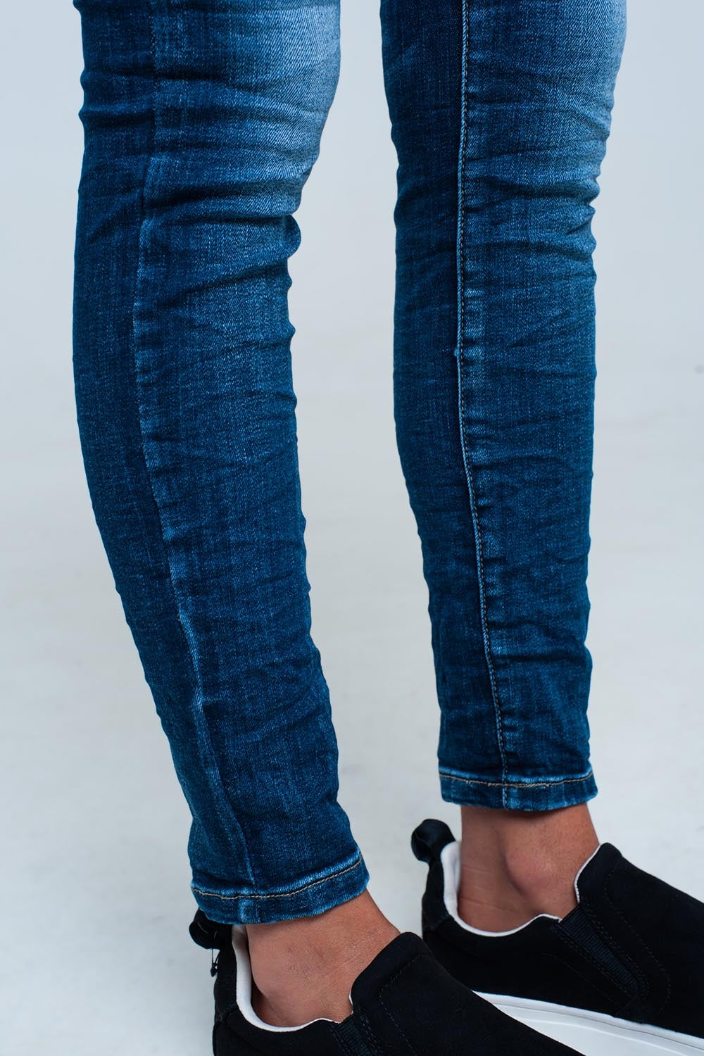 Calças de ganga skinny com detalhadas bordado no bolso