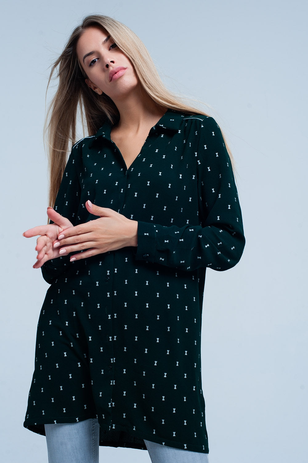 Camisa longa verde com estampado de prata