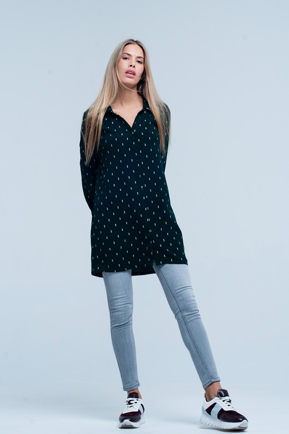 Camisa longa verde com estampado de prata
