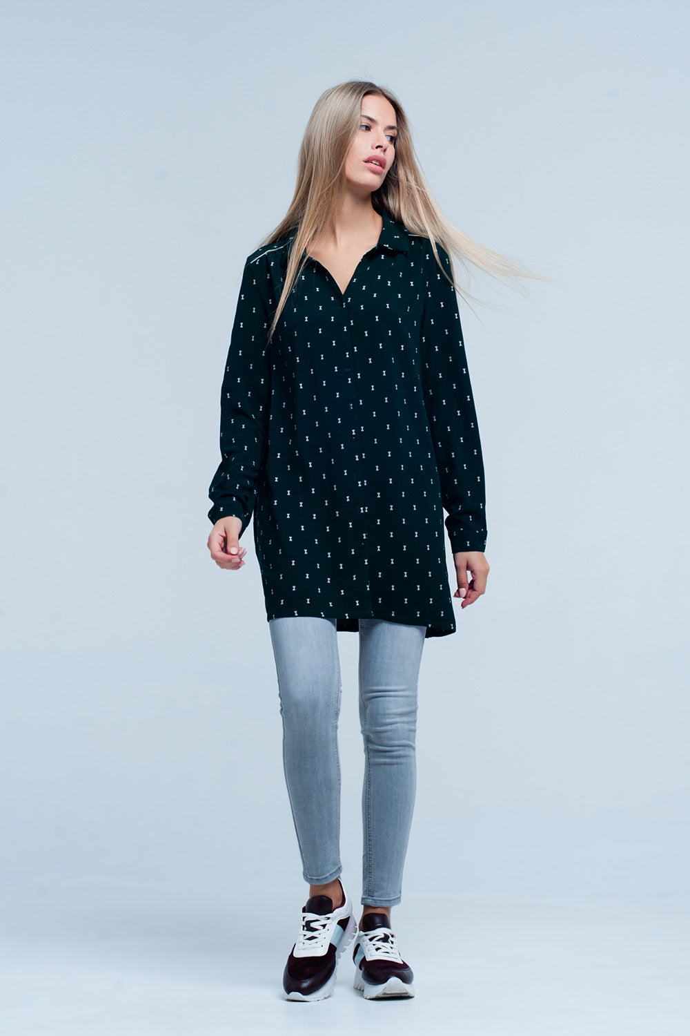 Camisa longa verde com estampado de prata