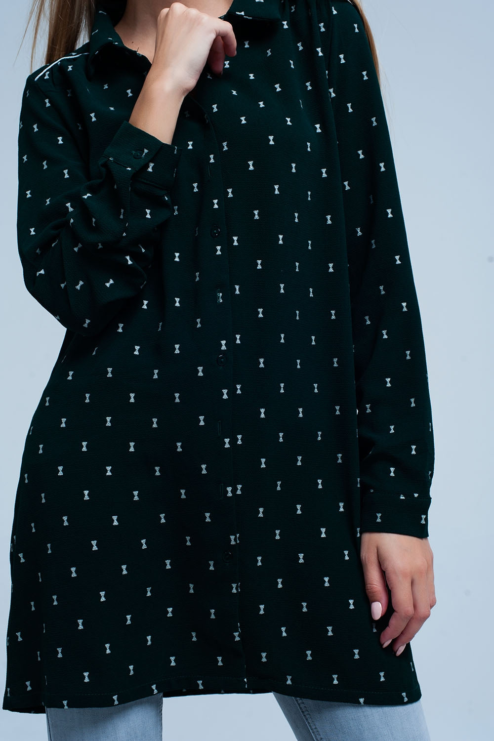 Camisa longa verde com estampado de prata