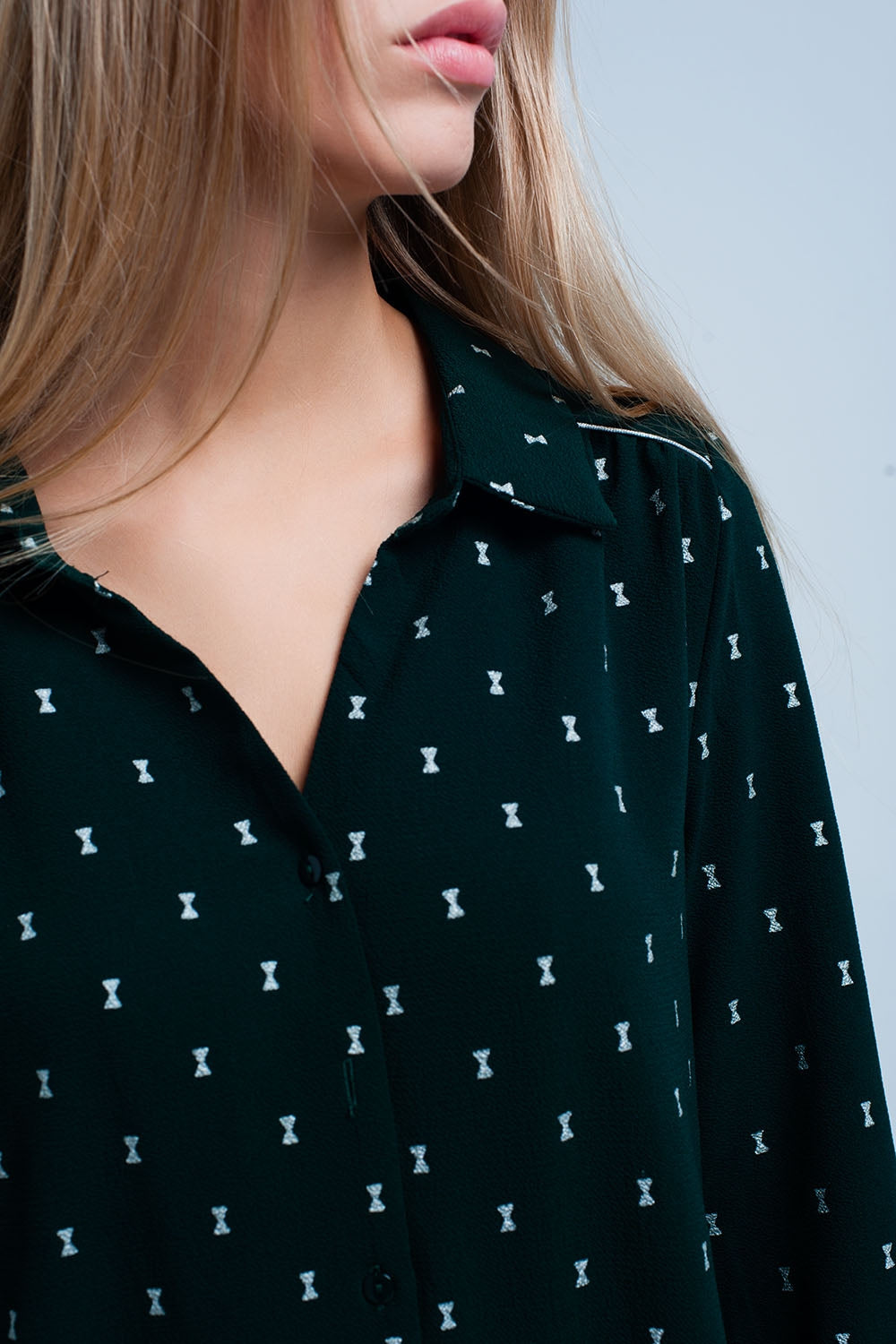Camisa longa verde com estampado de prata