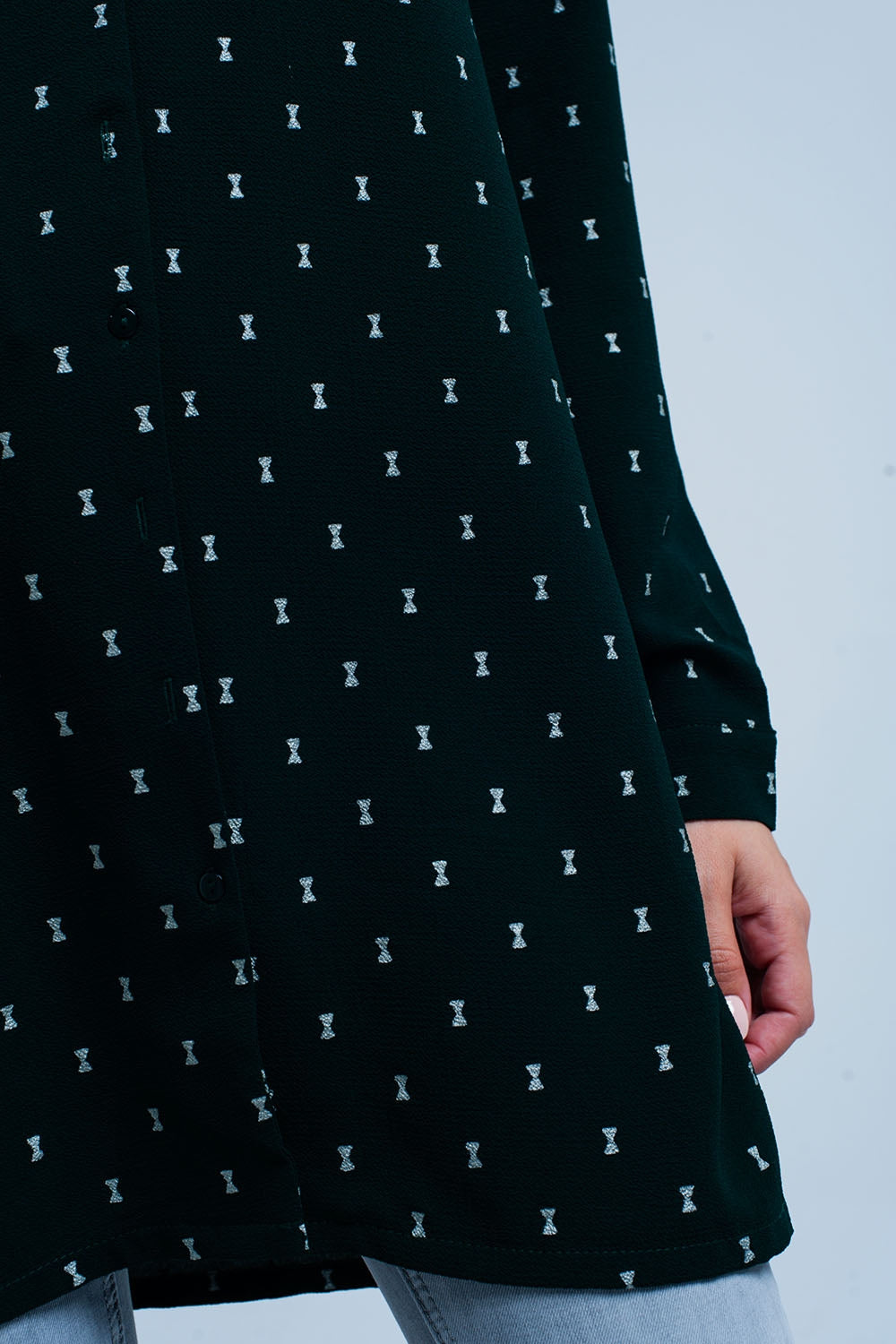 Camisa longa verde com estampado de prata