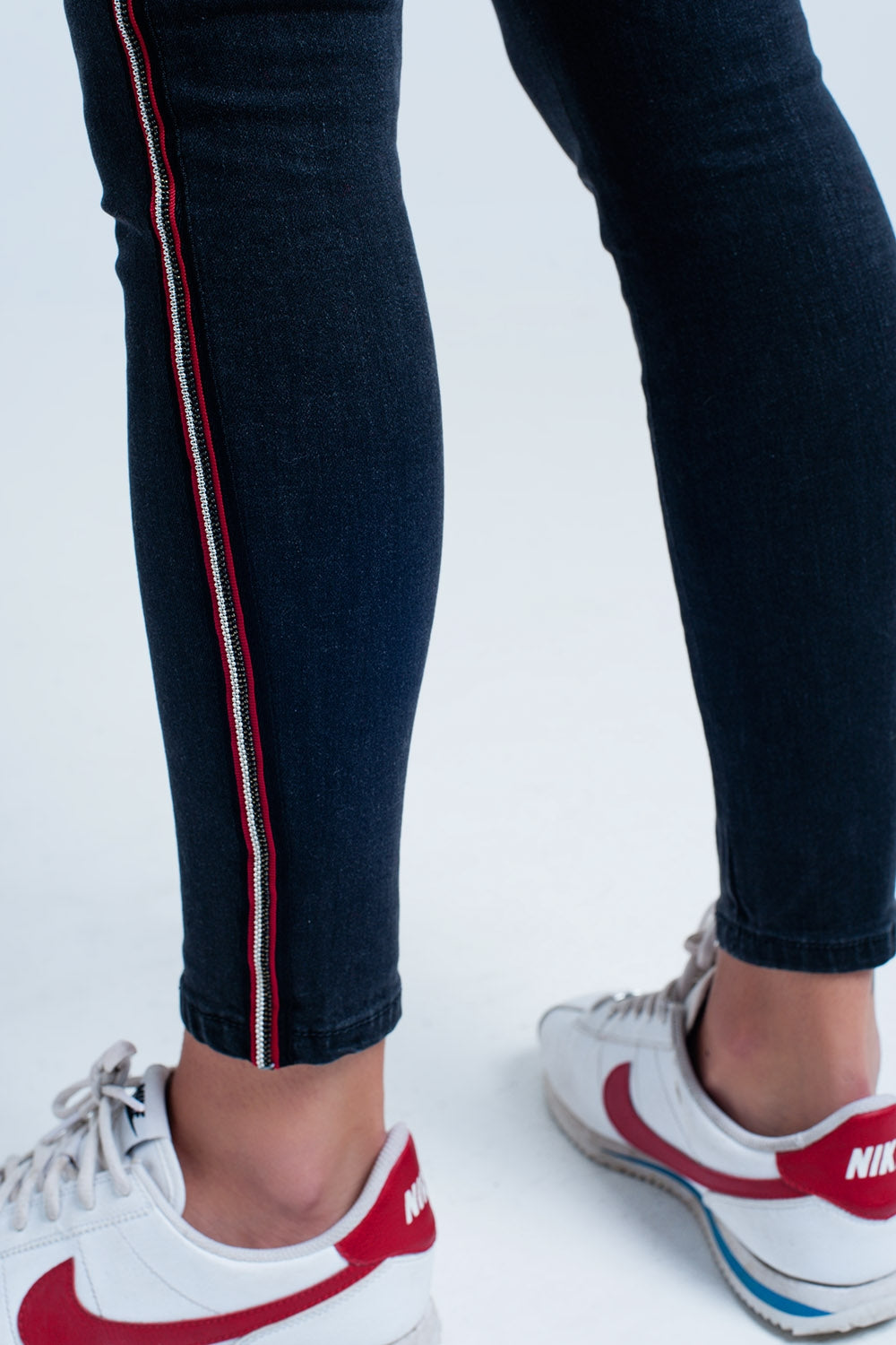 Calças de ganga skinny preto com listra lateral vermelha