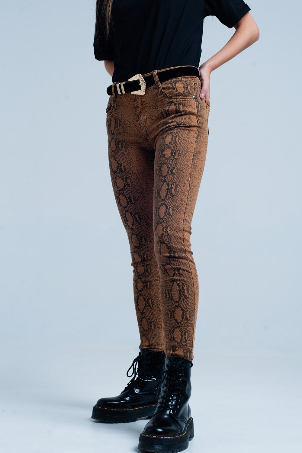 Calças skinny laranja em serpente