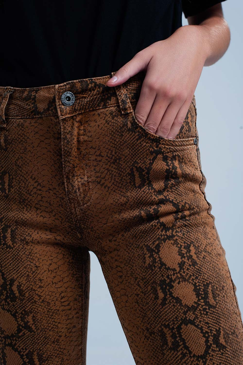 Calças skinny laranja em serpente