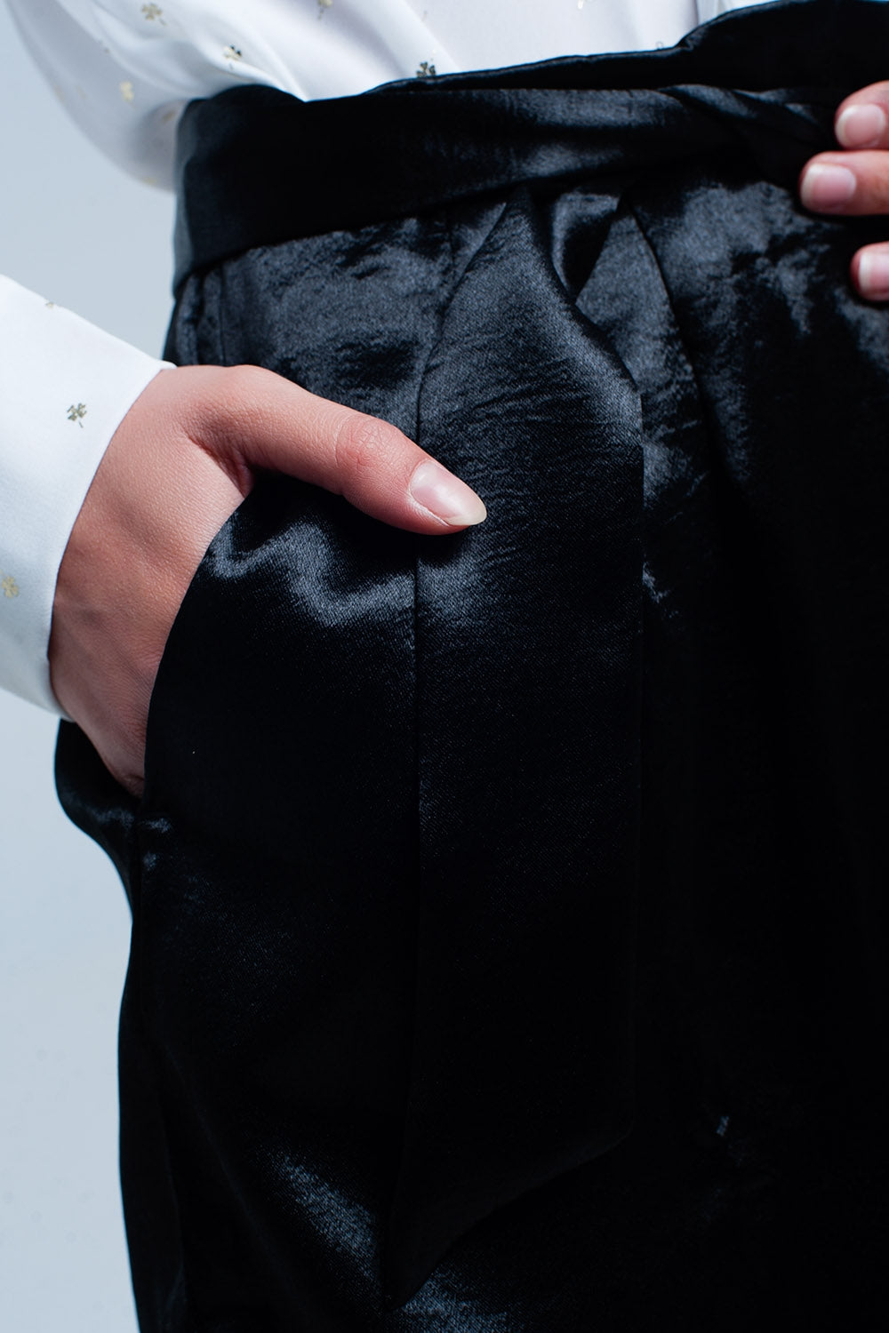 Shorts de cetim preto com laço em cintura