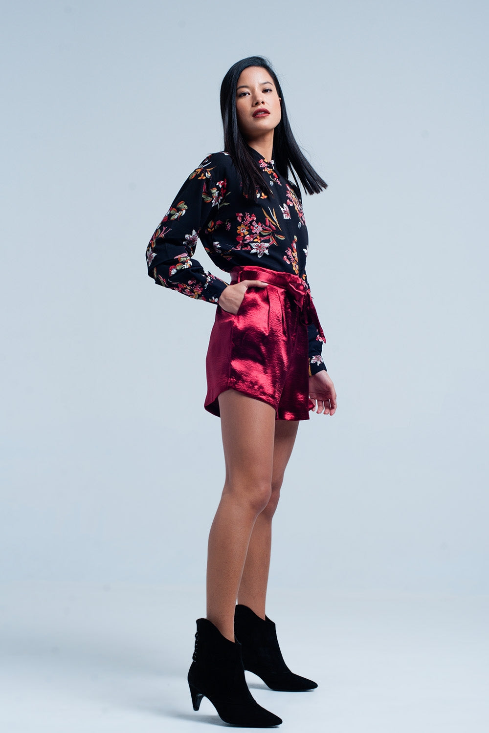 Shorts de cetim vermelho com laço de cintura