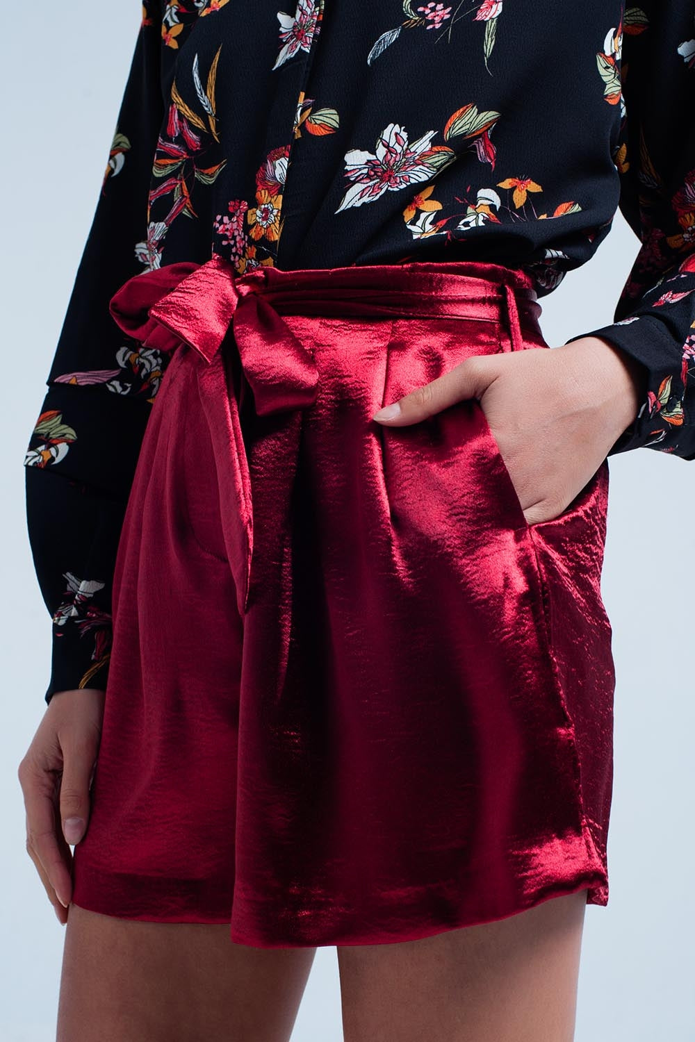 Shorts de cetim vermelho com laço de cintura