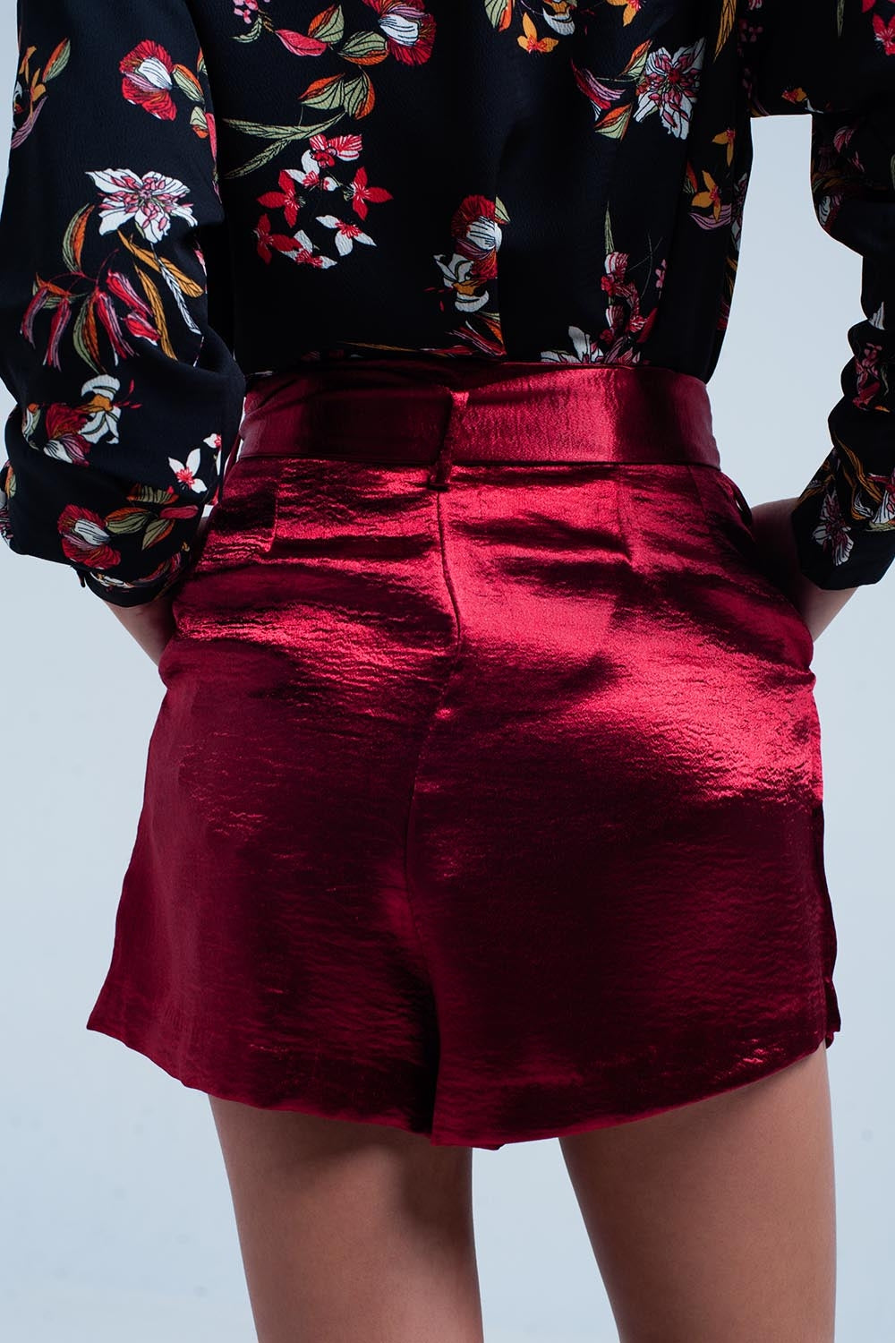 Shorts de cetim vermelho com laço de cintura