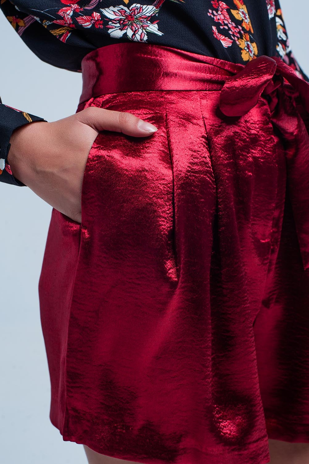 Shorts de cetim vermelho com laço de cintura