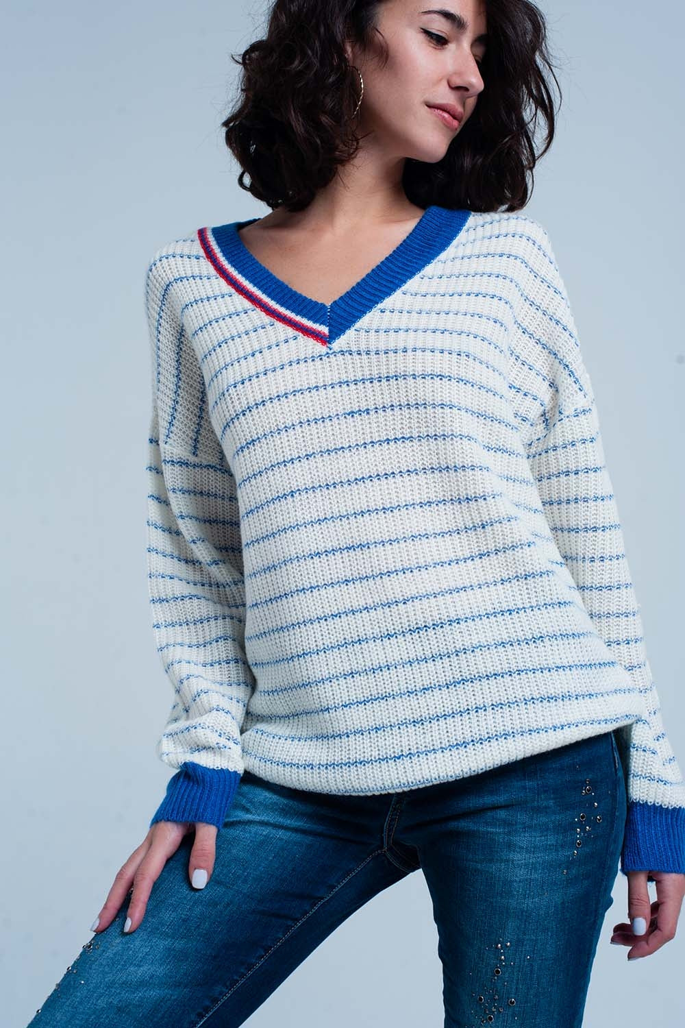 Camisola listrada azul com decote em bico