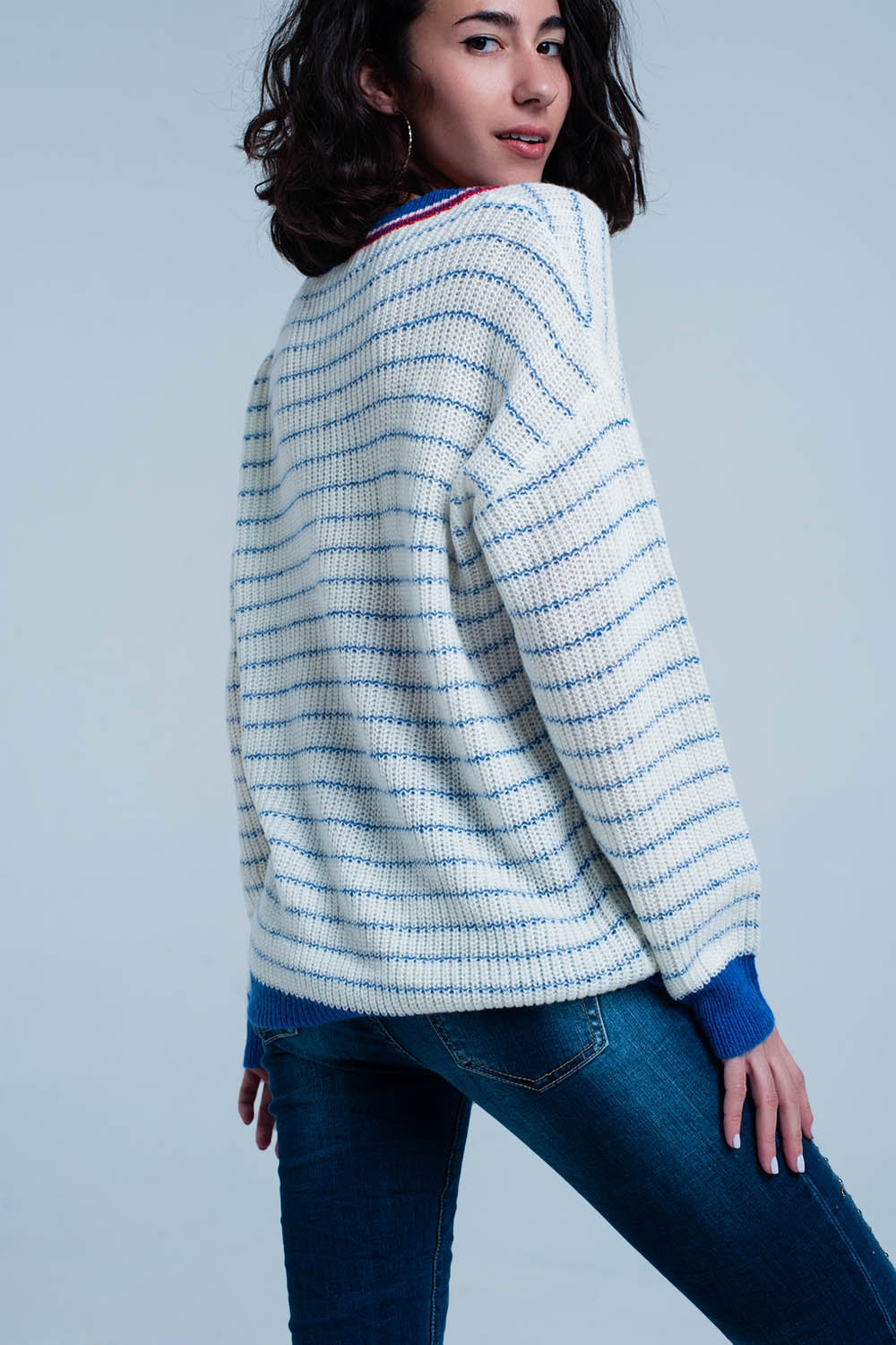 Camisola listrada azul com decote em bico