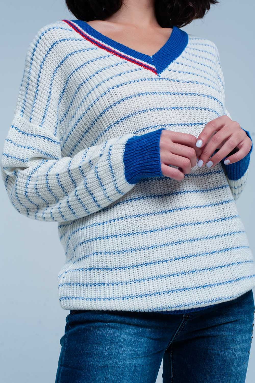 Camisola listrada azul com decote em bico
