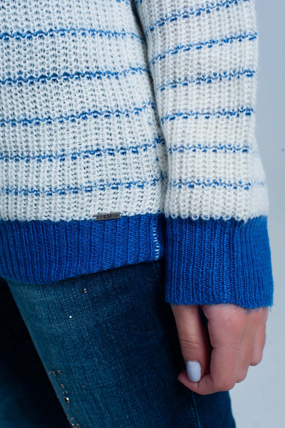 Camisola listrada azul com decote em bico