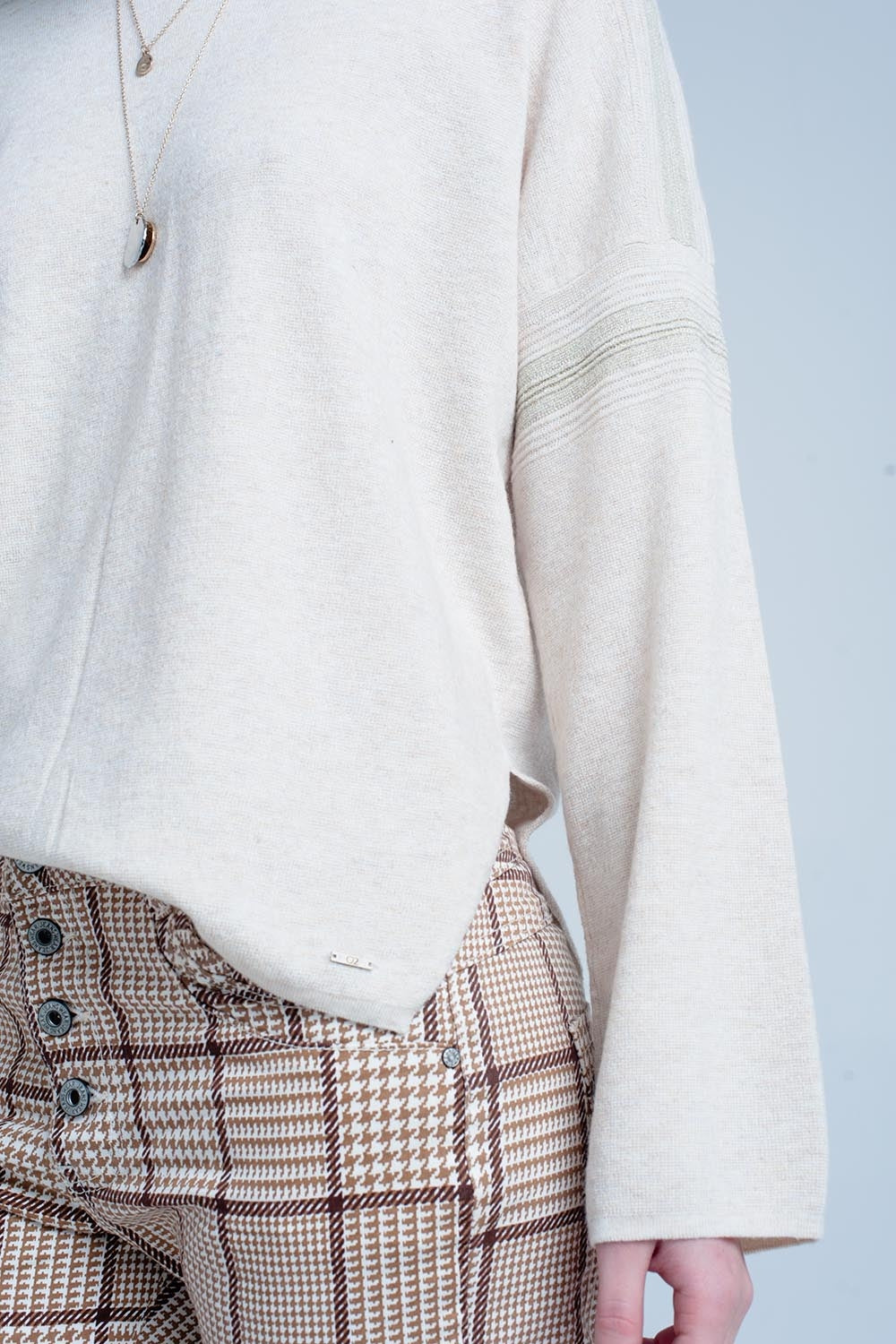 Camisola de malha fina bege com detalhes de brilho
