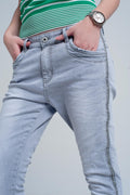 jeans cinza com detalhes de metal no lado