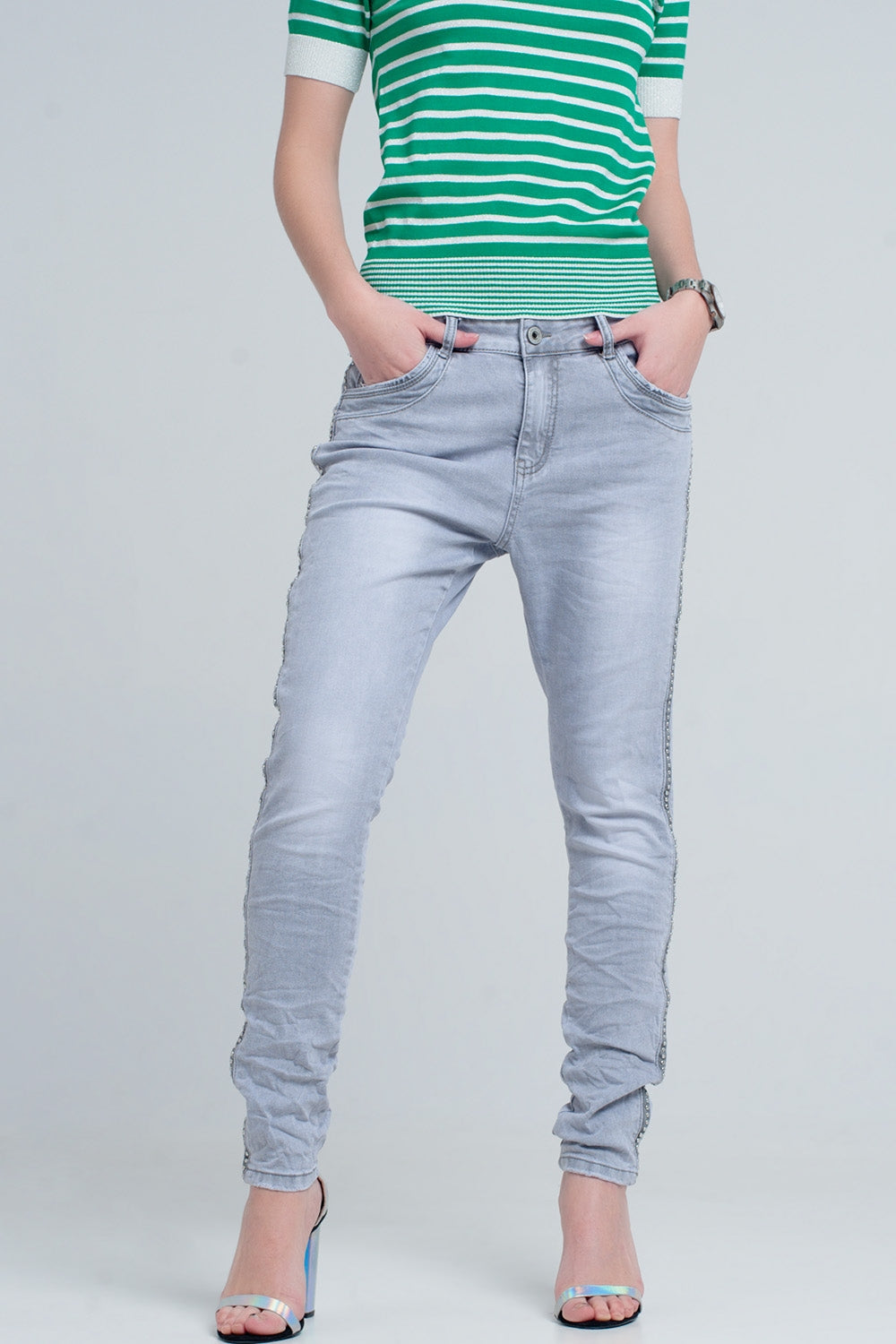 jeans cinza com detalhes de metal no lado