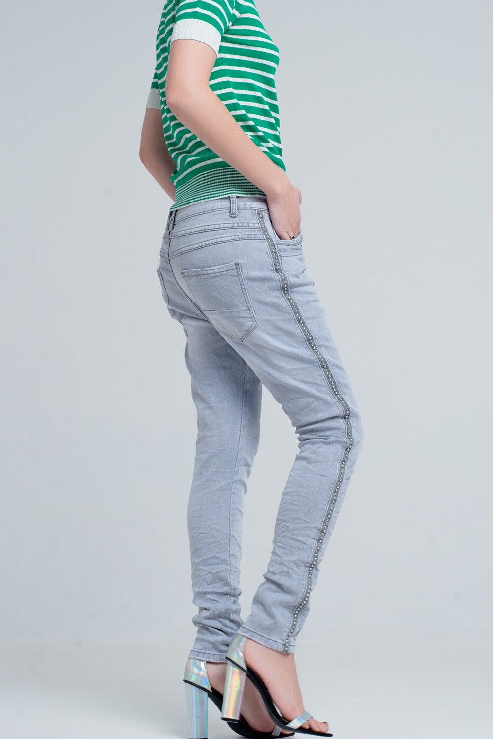 jeans cinza com detalhes de metal no lado