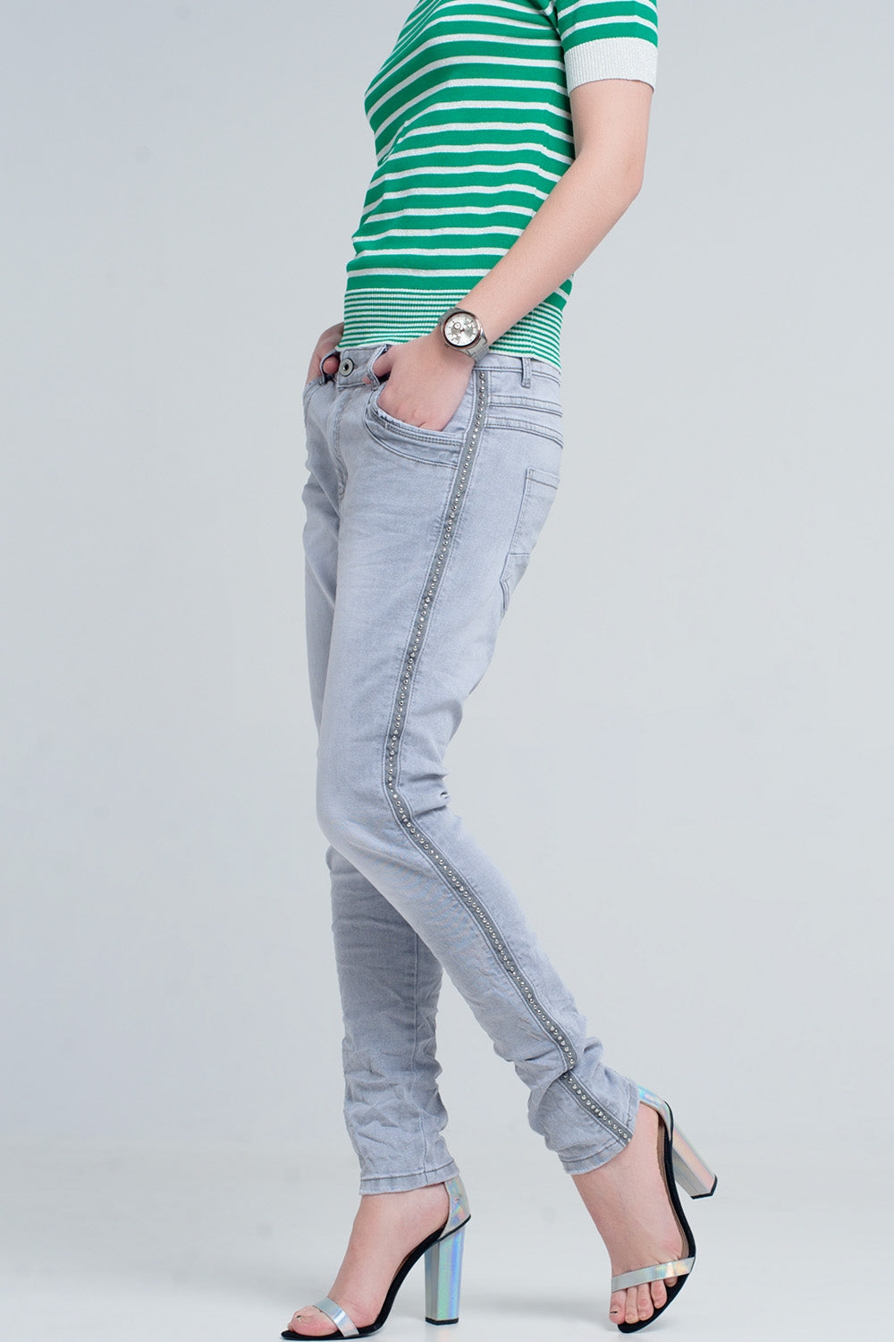 jeans cinza com detalhes de metal no lado
