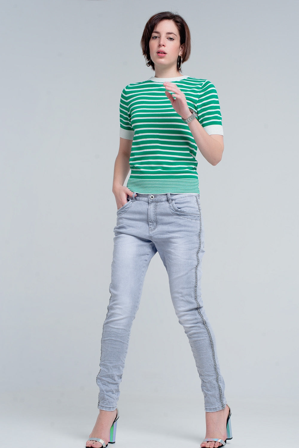 jeans cinza com detalhes de metal no lado