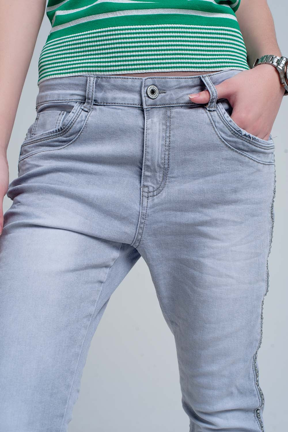 jeans cinza com detalhes de metal no lado