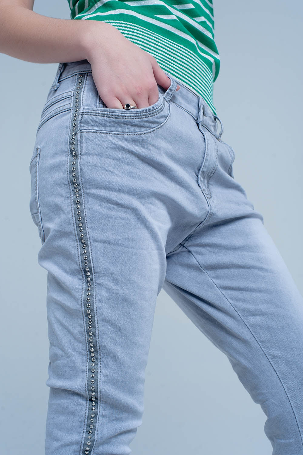 jeans cinza com detalhes de metal no lado