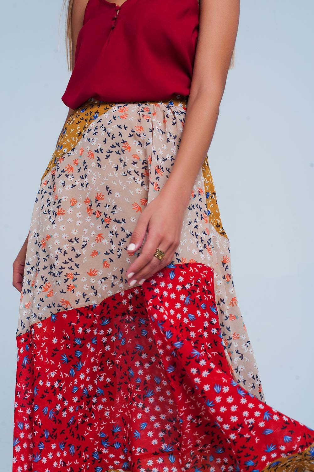 Saia vermelha comprida com estampado de flores