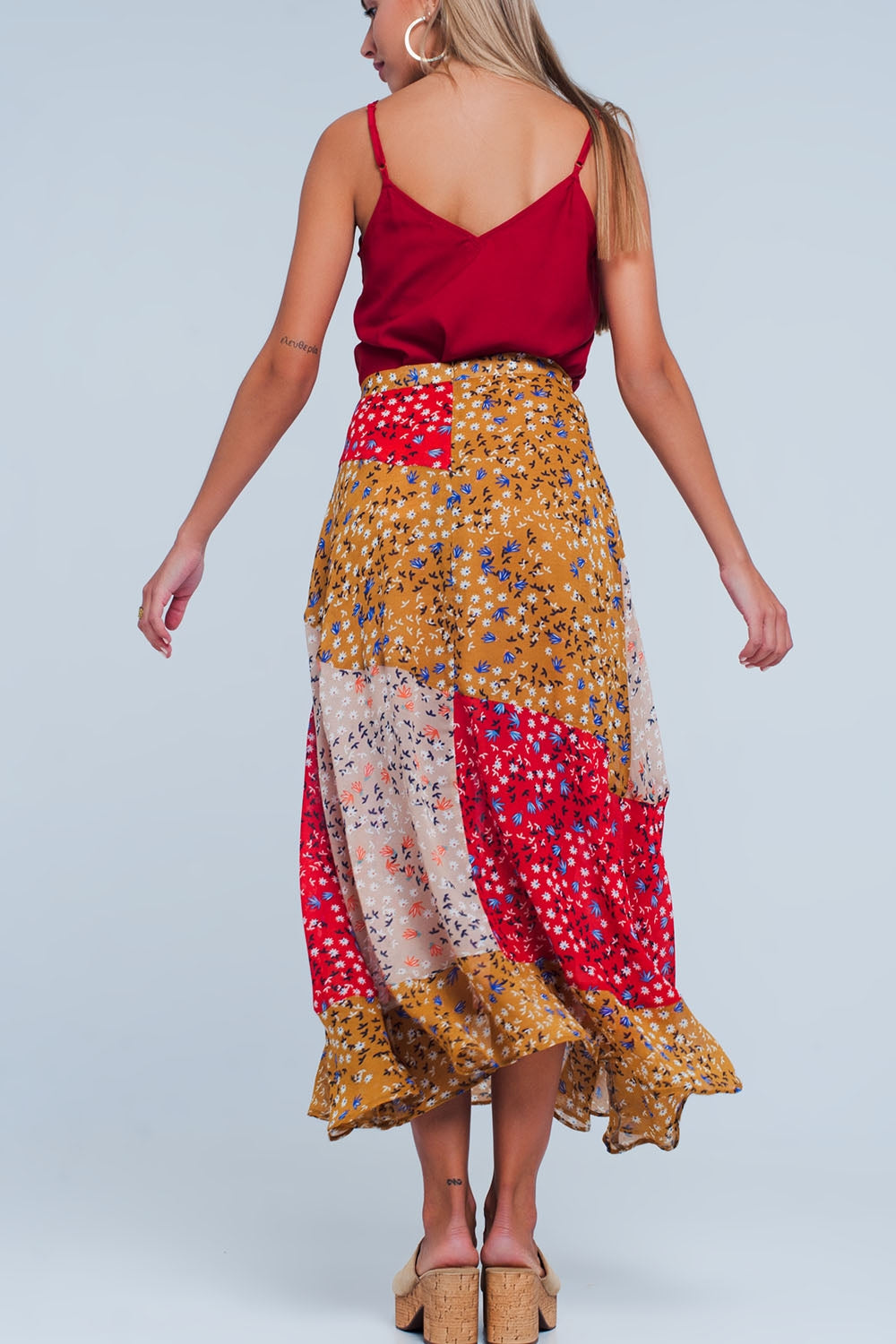 Saia vermelha comprida com estampado de flores