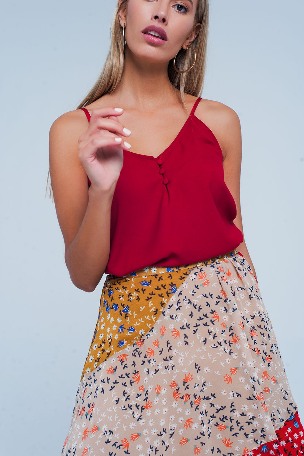Saia vermelha comprida com estampado de flores