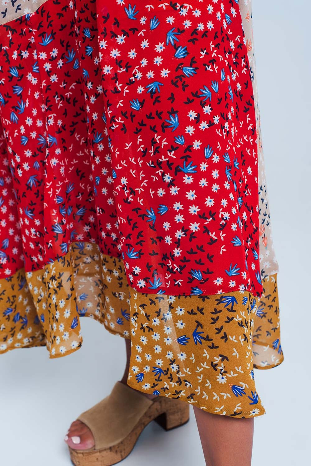 Saia vermelha comprida com estampado de flores